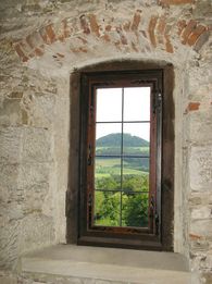 Blick nach außen auf den Hohenstaufen Wäscherschloss, Blick nach außen auf den Hohenstaufen; Foto: Staatliche Schlösser und Gärten Baden-Württemberg, Julia Haseloff