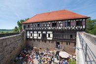 Frühlingsfest im Stauferland Aussenansicht der Burg Wäscherschloss; Foto: Staatliche Schlösser und Gärten Baden-Württemberg, Rolf Schwarz